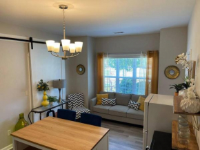 Adorable Apt with Access to Pool and Tennis Courts